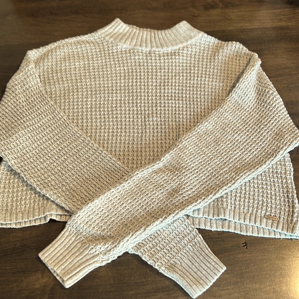 Hollister light gray long sleeve crop sweater. Size XS.